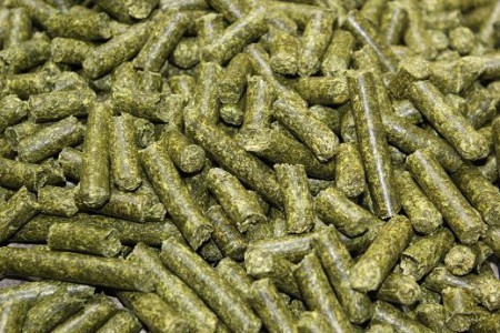 Lucernové úsušky 25 kg – granule krmivo pre zvieratá