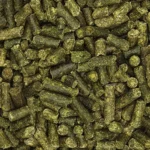 Lucernové úsušky 25 kg – detail zelených granúl