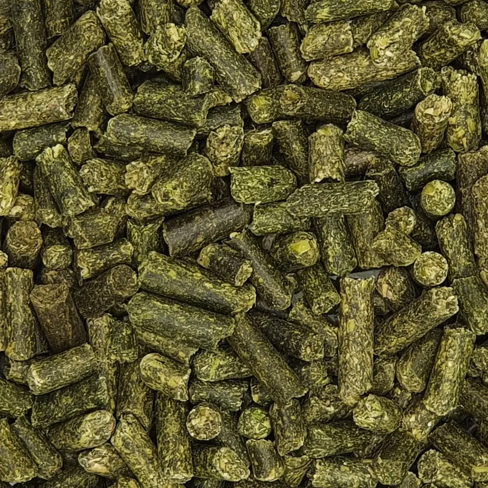 Lucernové úsušky 25 kg – detail zelených granúl
